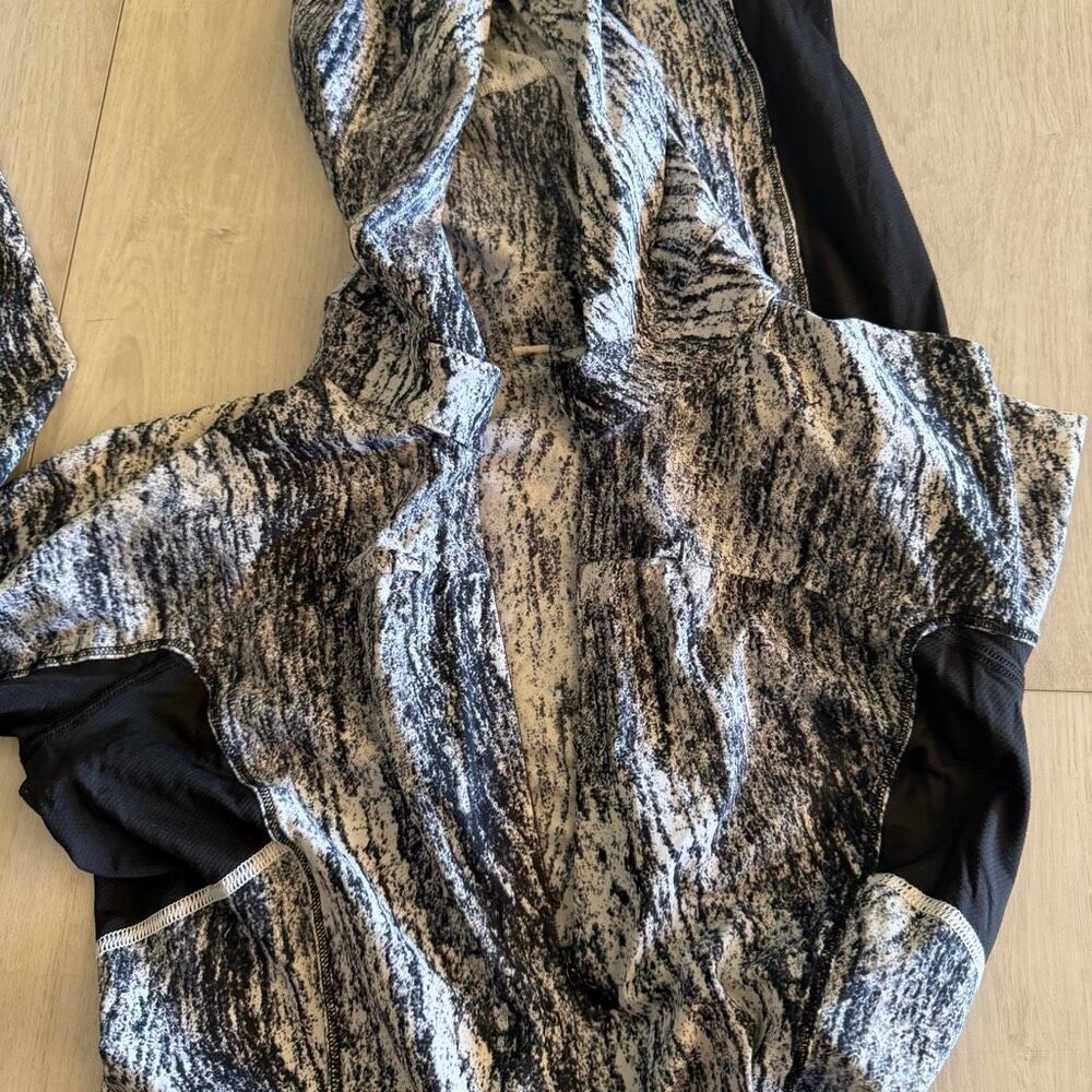 Lululemon Runbeam Hoodie black white long sleeve top Running Texture Twist 4/6 - Picture 8 of 8